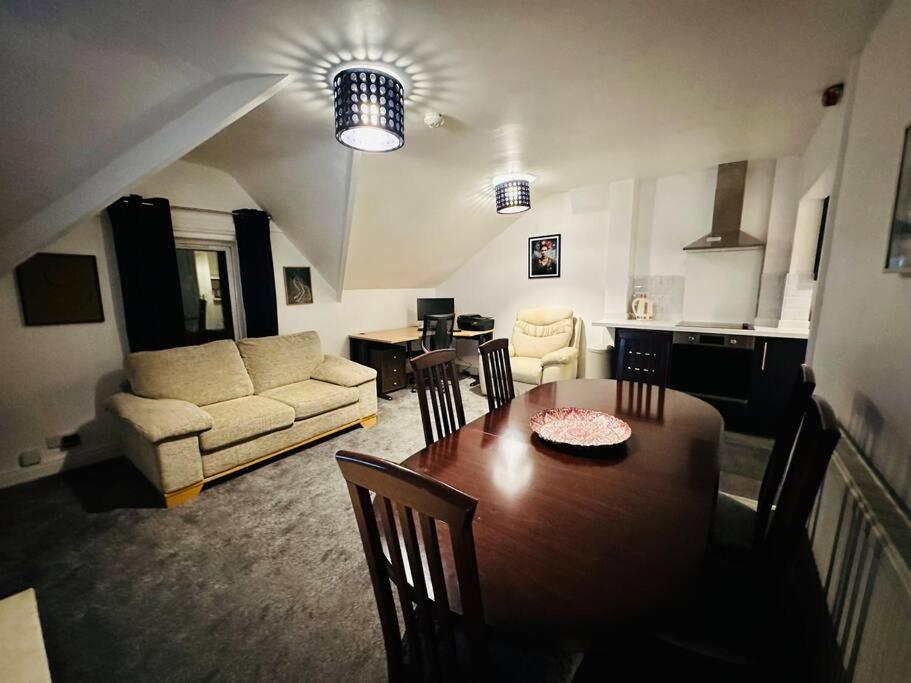1 Luxe Exec Bedroom Apt Derby Buitenkant foto